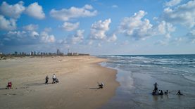 חוף חדרה, צילום: מנחם לדרמן פלאש 90